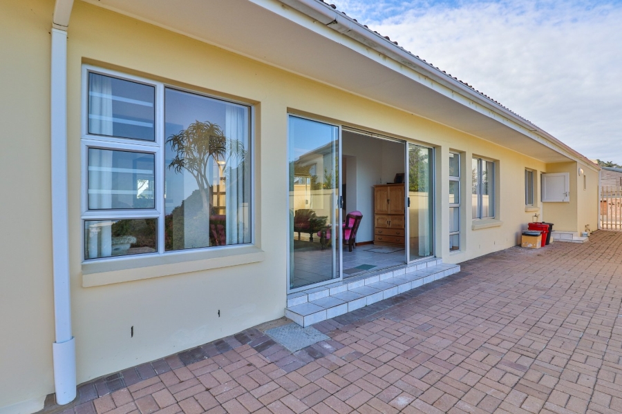 4 Bedroom Property for Sale in Outeniqua Strand Western Cape